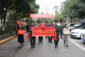 四川省宜宾市：军地携手，喜报送到“一等功臣之家”图片