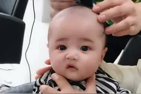 妈妈带宝宝孩子去理发，乖巧模样太可爱，网友：长大可以靠脸吃饭图片