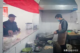 一碗老店扁粉菜6元，加2块钱油饼，高汤不要钱，豆浆免费喝图片
