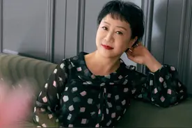杨紫晒妈妈气质美照甜喊贵妇，杨妈妈穿长裙优雅端庄，星范超足图片