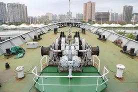 修缮后的“远望1”号在黄浦江畔迎来第一批客人图片