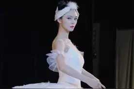 傅菁终于开始炫腿了，把芭蕾袜换成“牛奶袜”，效果出人意料图片