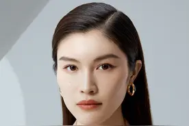 何穗高级简单的穿搭，完美的头身比例，何仙姑真是又飒又A图片