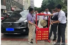 让人恼火的提车仪式，车主：把我当猴耍，真想当场退车图片