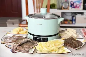 秋天第一顿海鲜火锅，用了三种海鲜，同样的价钱在家吃得更实惠图片