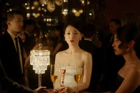 周迅性感广告大片曝光，穿抹胸裙秀苗条身材，眼神灵动气场十足图片