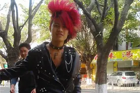 2006年，11岁少年创"杀马特家族"，后拒绝富婆追求，现创业当老板图片