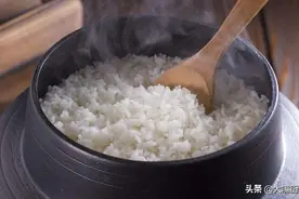 只用水蒸不出好米饭！牢记5个技巧，米饭油亮松软，香甜不发黏图片