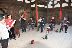 江西鹰潭月湖区：老年人演艺团唱出红歌新风尚图片