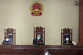 浙江嘉善：判刑！疫情期间 他对公交司机吐口水，还拉拽驾驶员图片