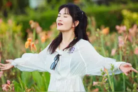 花海拍照穿什么衣服好看？白色和蓝色衣服都不错，醒目和谐很美丽图片