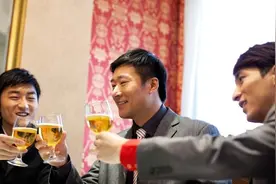 酒桌上，尽量别与一喝酒就上脸的人喝酒，希望你早做了解图片