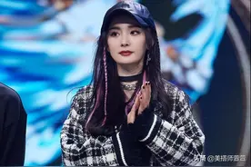 杨幂玩游戏玩成代言人，格子外套配超短裙，和IU许佳琪意外撞衫图片