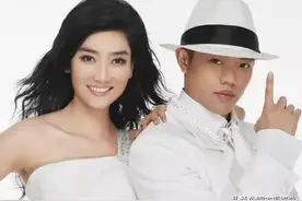 凤凰传奇组合，曾毅坐轮椅了图片