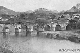 老照片：清朝时期的贵阳人物与牌坊（1911）图片