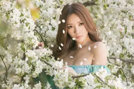 柳岩变身花仙子，置身花丛唯美诱惑图片