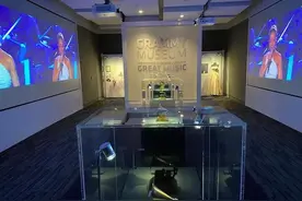 格莱美获奖华裔音乐人丹尼尔何专辑和乐器在格莱美博物馆展出图片