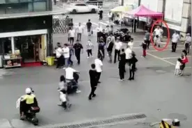 路见不平一记“扫堂腿”！杭州“侠义大伯”，警方正在全城找你图片