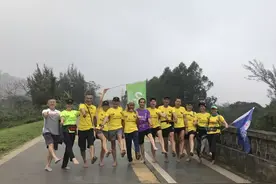 谁说穿人字拖不能跑步了？我还要跑全马呢图片