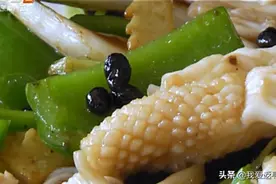 切鱿鱼讲究刀工，怎样切出漂亮的鱿鱼花，广东大厨手把手教你视频封面