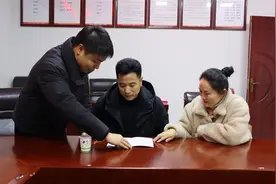 分段补贴！汨罗被征地农民领上了养老保险金图片