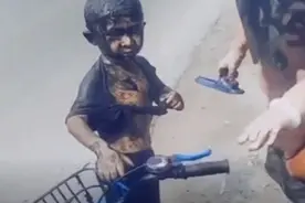 一脸懵！男童骑车跌进污水沟变小泥人图片