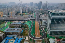 绕了四年多的路 五块石立交桥何时才能修好？图片