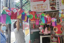 手工灯笼韵味浓！这位老人制作的中秋灯笼受街坊追捧图片