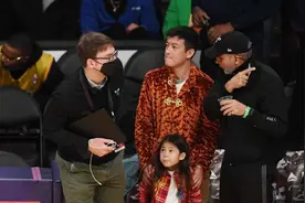 陈冠希人到中年颜值惨跌，携妻女看球赛成大叔，但穿衣仍又痞又帅图片