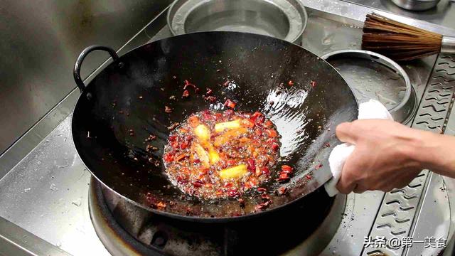 在家怎样炒出地道的麻辣小龙虾，厨师长教你调制配料，肉质鲜嫩