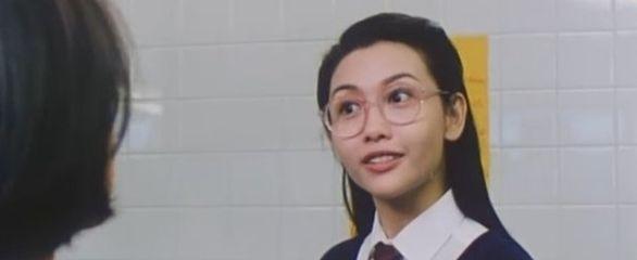 她参演了5部《逃学威龙》，戏份却越来越少，从女主逐渐演成女配