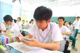 当意外事件发生时，迷茫的学生特别需要老师出来当“向导”图片