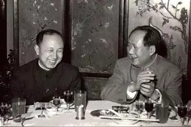 1956年毛主席举行国宴，钱学森到场找不到座位，毛主席：来1号桌图片