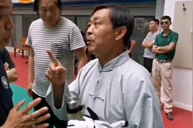 连挨5拳没事？马保国又一神作露馅，当事人：他肚子上绑了猪皮图片
