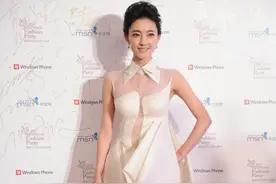 王丽坤好适合裸妆，穿白裙拼接薄纱，透出白皙肌肤看着真美图片