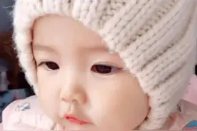 出生第一天就火了，“高颜值女婴”睁开眼，护士：我还是第一次见图片
