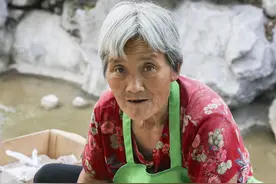 600年历史村子，农村大娘糊泥巴炉子，古法制作传统美食，好吃图片