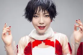 28岁吴莫愁现状曝光，吹酒瓶姿势熟练，这是经历了什么？图片