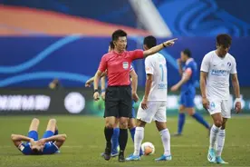 傅明再惹争议强行判点球，名嘴点评“幼儿园比赛都不存在的点球”图片