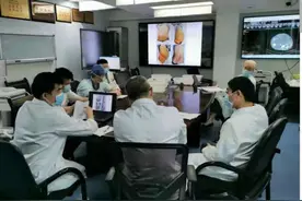 男子肚大似怀三胞胎，医护联手把12公斤肿瘤一锅端图片