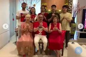 杨紫琼一家十口拜年，80岁母亲打扮喜庆，比74岁老公还显年轻图片