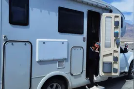 四口之家开着房车去大柴旦翡翠湖，在景区感受房车旅行的奇妙图片