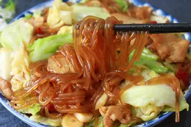 炒粉条时，最忌直接下锅炒，教你一招，不粘锅还不坨，筋道好吃图片