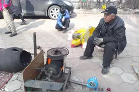 东北爆米花大爷，幽默，喜煤炭烧火味儿，收入给老伴儿，理由特别图片