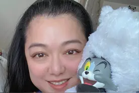 担心！著名港姐冠军疑似惊恐症复发，好友林保怡陪同就医抽血图片