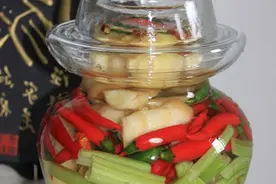 饭店的泡菜酸甜适中、香脆可口，掌握这五点，你做得比饭店还好。图片