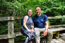 美国女孩爱上近50岁大叔，交往半年就订婚，被误认是父女不介意图片