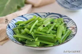 夏天最不值钱的菜，1块钱1大捆，用花椒油一拌，清热解暑比肉还香图片