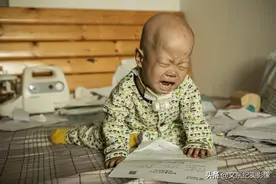 小伙身世凄惨，婚后老婆接连生下俩孩子，老大患癌，老二先天残疾图片