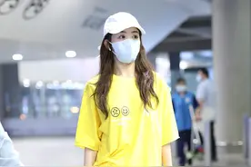 乘风破浪的姐姐张含韵，黄T恤+白短裤，31岁了甜美气质太惊艳图片